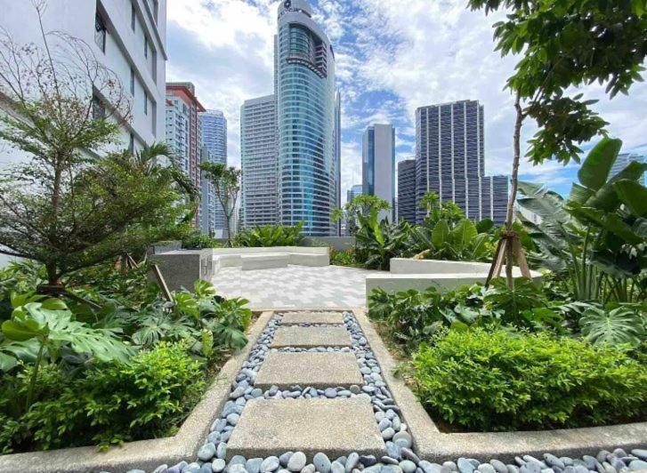 Апартаменты Air Luxury Makati Cbd With Balcony Манила Экстерьер фото